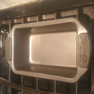 NWOT Nonstick Loaf Pan 9x5in with Silicone Grips